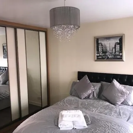 Trinity Four 1-bedroom Apts Centre Daire