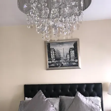 Trinity Four 1-bedroom Apts Centre Daire *
