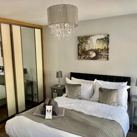 Trinity Four 1-bedroom Apts Centre Daire *