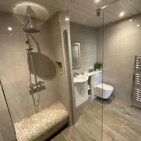 Trinity Four 1-bedroom Apts Centre Daire