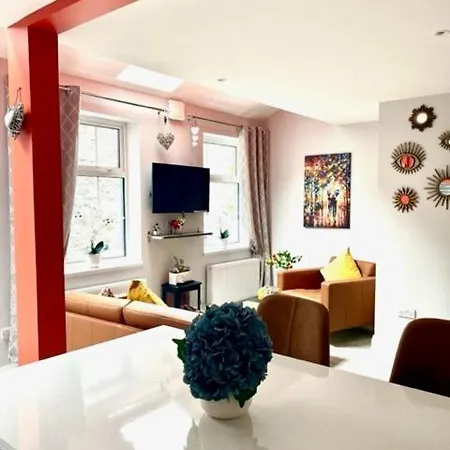 Trinity Four 1-bedroom Apts Centre Daire *