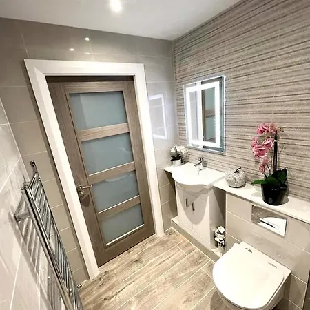 Trinity Four 1-bedroom Apts Centre Daire