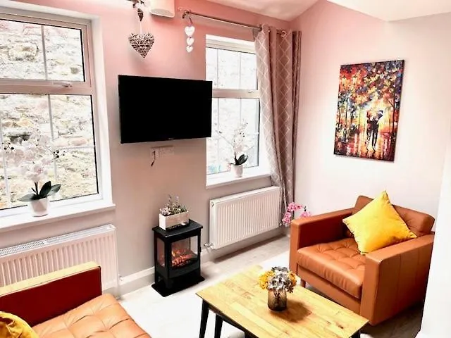 Trinity Four 1-bedroom Apts Centre